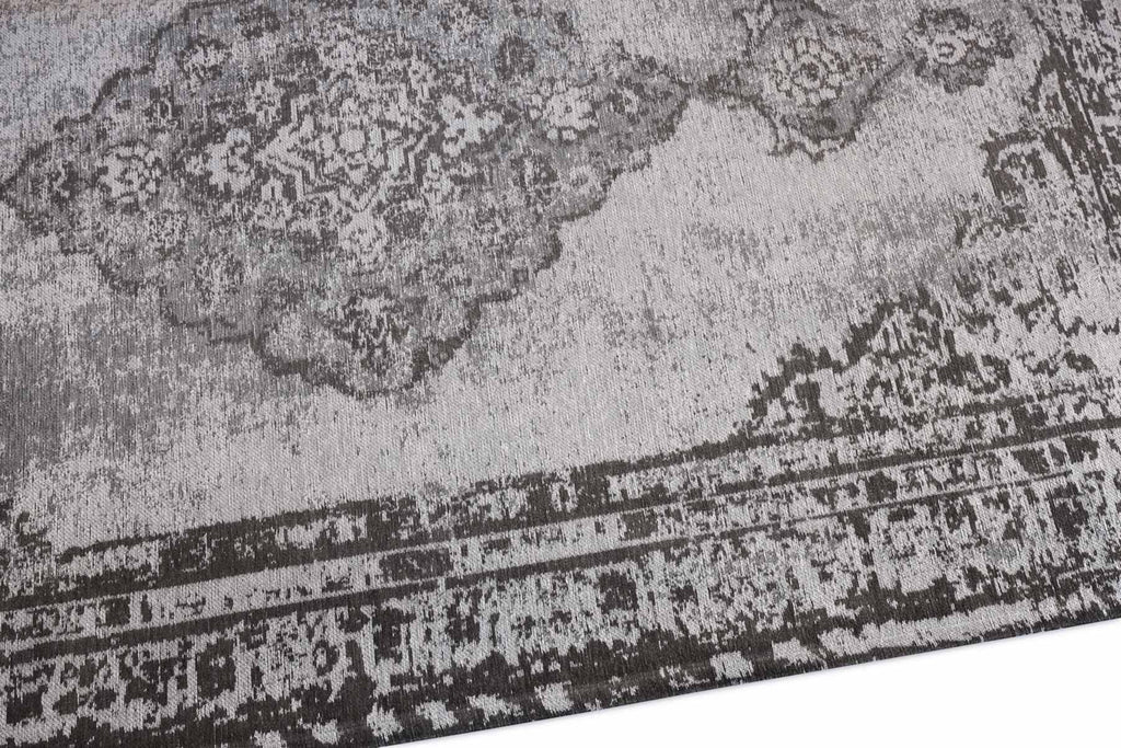 Nowoczesny dywan Altay Silver w odcieniach szarości z ozdobnym, przecieranym wzorem w stylu vintage.