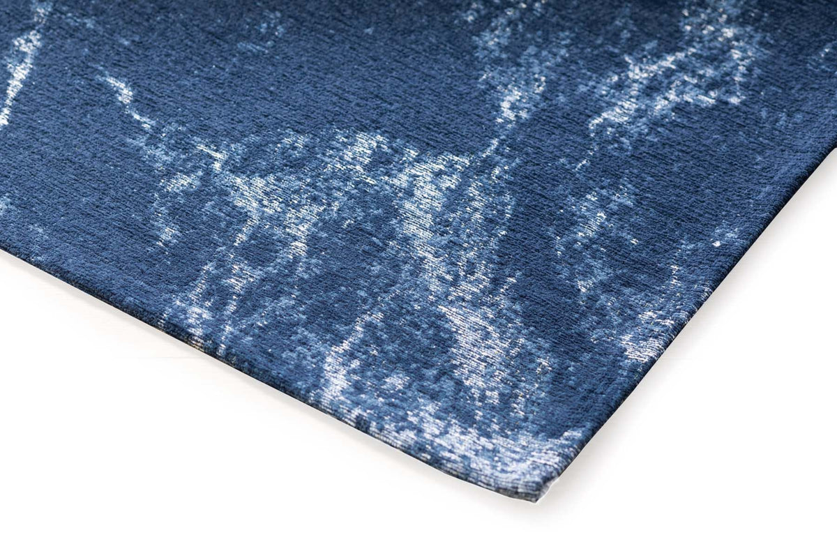 Nowoczesny dywan Atlantic Blue w odcieniach granatu z marmurkowym wzorem i miękką strukturą.