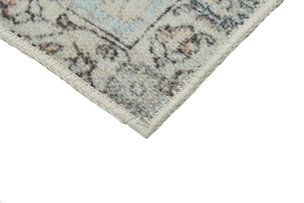 Dywan Boho Mint z nadrukowanym wzorem orientalnym w odcieniach mięty i beżu z efektem vintage oraz wykończeniem typu overlock.