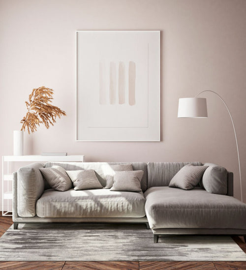 Nowoczesny dywan Canvas Warm Gray z abstrakcyjnym wzorem w odcieniach szarości w stylowym salonie z szarą sofą.