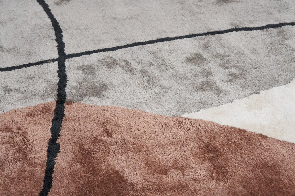 Ręcznie tkany dywan Tamaris Sand w odcieniach beżu i szarości z nowoczesnym, geometrycznym wzorem z czarnych linii.
