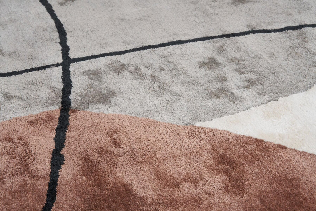 Ręcznie tkany dywan Tamaris Sand w odcieniach beżu i szarości z nowoczesnym, geometrycznym wzorem z czarnych linii.