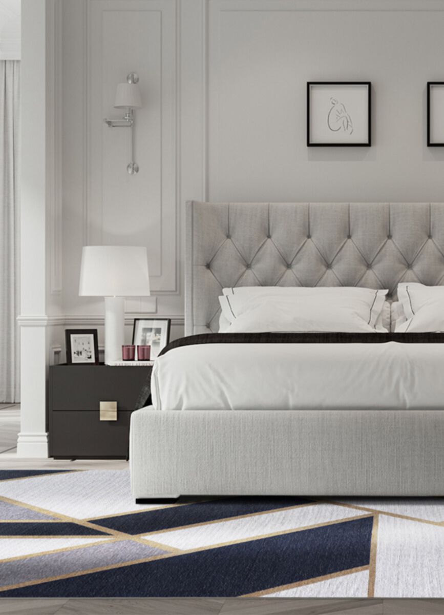 Dywan Gatsby Blue z geometrycznym wzorem w kolorze granatu, bieli i złota w eleganckiej sypialni w stylu Art Deco.
