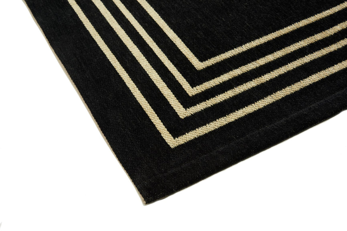 Czarny dywan Royal Black z kolekcji Art Deco z geometrycznym wzorem w kolorze beżu i łatwoczyszczącą powłoką.