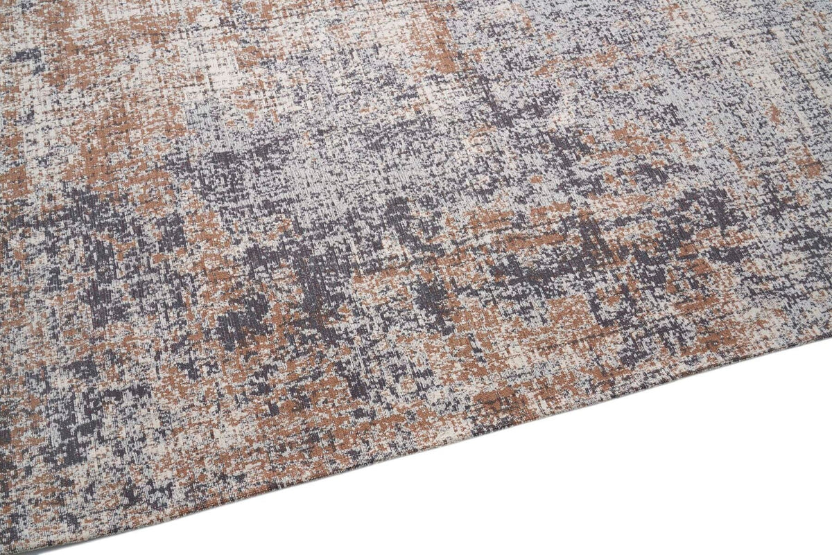 Nowoczesny dywan Rustic Beige z abstrakcyjnym wzorem w odcieniach beżu, brązu i szarości o postarzanym wykończeniu.